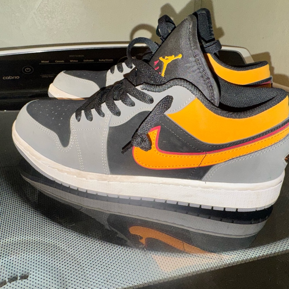 Jordan Men's Black and Yellow Sneakers